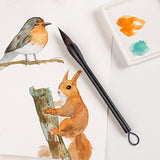 Pinceau Fuumuui en poils d'écureuil gris avec une pointe souple, un manche lisse et un cordon de suspension, parfait pour la peinture à l'aquarelle avec une forte rétention d'eau, présenté à côté d'une aquarelle détaillée d'un rouge-gorge et d'un écureuil.