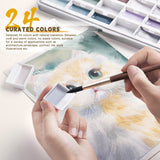 Set di acquerelli semi-solidi opachi da 24 colori Fuumuui, con colori tenui e curati. Una mano dipinge sapientemente l'illustrazione di un gatto, mostrando questi versatili articoli per belle arti Fuumuui per vari stili artistici.
