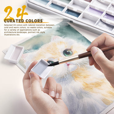 Set di acquerelli semi-solidi opachi da 24 colori Fuumuui, con colori tenui e curati. Una mano dipinge sapientemente l'illustrazione di un gatto, mostrando questi versatili articoli per belle arti Fuumuui per vari stili artistici.