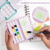Mini palette de mélange d'aquarelle Fuumuui avec 24 godets et plateaux doubles pour la peinture portable, faisant partie de Fuumuui Art Supplies, montrée en cours d'utilisation par un artiste avec des aquarelles colorées et un pinceau sur un carnet de croquis.