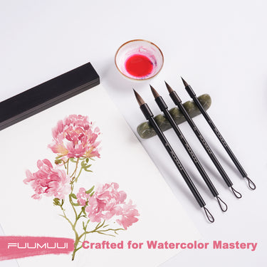Fuumuui Art Supplies: Set mit 4 Eichhörnchenhaar-Kalligraphiepinseln mit handpolierten Rosenholzgriffen und robustem, flachem Aufhängedesign, ausgestellt auf einer Steinablage neben einem lebendigen Aquarell-Pfingstrosen-Gemälde und roter Tinte.