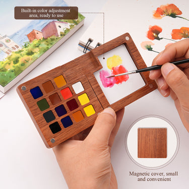 Set di acquerelli in legno premium Fuumuui con 15 colori selezionati a mano e tavolozza di miscelazione integrata, tenuto da una mano che miscela attivamente i colori con un pennello.