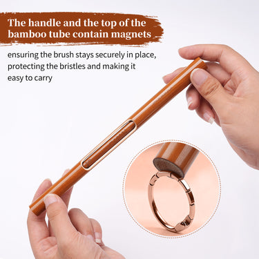 FUUMUUI handgefertigter Tierhaarkalligraphiepinsel mit Bambusgriff, der seinen sicheren Magnetkappenverschluss zum Schutz und zur Portabilität der Borsten demonstriert.