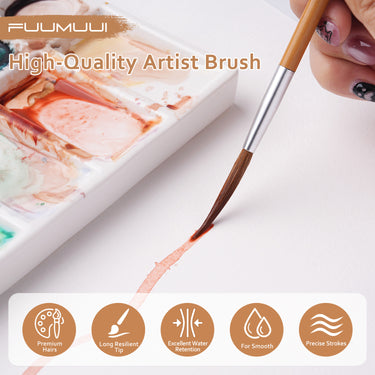 Pinceau Fuumuui à pointe longue en poils d'animaux avec manche en bambou appliquant de l'aquarelle sur du papier, issu de l'ensemble de 4 pinceaux pour aquarelle et calligraphie.