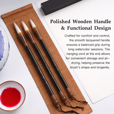 Fuumuui professionelle Kalligraphie- und Aquarellpinsel mit polierten Holzgriffen, natürlichen weißen Borsten und funktionalen Aufhängeschnüren, ideal für die Tuschemalerei, ausgestellt auf einer Bambusmatte mit roter Tinte.
