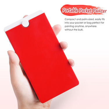 Palette d'aquarelle de voyage 28 godets Fuumuui avec couvercle rouge rotatif à 360°, tenue à la main, présentant sa conception compacte, de la taille d'une paume, en tant que « Peintre de poche portable » pour les fournitures d'art Fuumuui en déplacement.