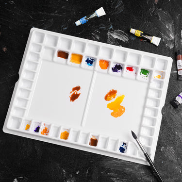 Palette d'aquarelle professionnelle Fuumuui à 47 godets, une fourniture d'art en plastique antiadhésif blanc pour mélanger les peintures, remplie de couleurs vibrantes et d'un pinceau.