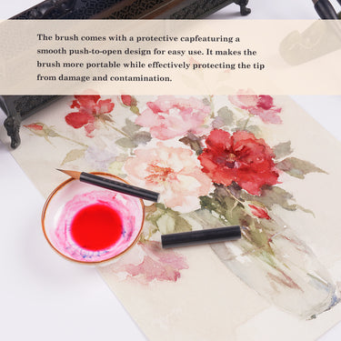 Fuumuui Portable Split-Body Weasel Hair Travel Kalligraphiepinsel, der in zwei Teilen (Kappe und Pinsel) neben roter Tinte und einem floralen Aquarellgemälde gezeigt wird, wobei sein Schutzdesign für Künstler unterwegs mit Fuumuui Art Supplies hervorgehoben wird.
