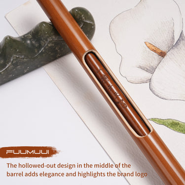 FUUMUUI handgefertigter Kalligraphiepinsel mit ausgehöhltem Holzschaft, der das eingravierte Markenlogo zeigt, ausgestellt als Fuumuui Kunstbedarf.