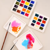 Materiali artistici Fuumuui: tavolozze per acquerelli in ceramica, tra cui un vassoio in porcellana a 12 e 20 scomparti per la miscelazione dei colori, con colori vivaci e acquerelli miscelati, insieme a pennelli per l'uso in studio o in viaggio degli artisti.