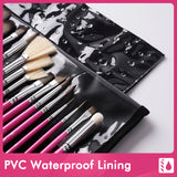 Ensemble de pinceaux de mélange acrylique professionnels Fuumuui & Samantha Anderson comprenant des pinceaux d'art à manche rose dans un étui avec une doublure imperméable en PVC, repoussant visiblement les gouttelettes d'eau.