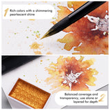 Colori ad acquerello metallici ad alte prestazioni Fuumuui, con un pennello che applica una ricca e scintillante vernice perlescente dorata su un'opera d'arte, dimostrando una copertura e una stratificazione bilanciate per gli artisti.