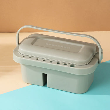 Lot de 3 bacs à pinceaux multi-usage Fuumuui, un bac de lavage, de nettoyage et de support de pinceaux en plastique gris avec un couvercle, une poignée et des fentes de maintien des pinceaux sur le bord. Conçu pour la peinture à l'aquarelle, à l'huile, à l'acrylique et à la gouache à l'intérieur ou à l'extérieur, avec 18 godets de palette.