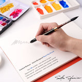 Fuumuui x Svetlin Sofroniev Limited Edition Dual-Tip Travel Brush (nur 200 Stück) mit Eichhörnchenhaar- und Carbon-Tintenspitzen, gehalten von einem Künstler, der mit Fuumuui Aquarellfarben auf Papier illustriert.