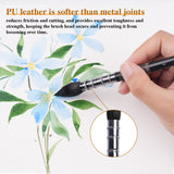 Pinceau aquarelle professionnel Fuumuui avec corps imprimé et joint en cuir PU sécurisé, utilisé par un artiste pour peindre des fleurs bleues.