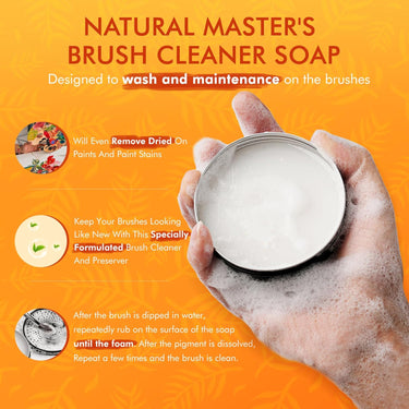 Fuumuui Pinselreiniger-Seife, 100% vegan, in einer silbernen Dose, die von einer schaumigen Hand gehalten wird, die ihre Fähigkeit demonstriert, getrocknete Farbe zu entfernen und Künstlerpinsel zu pflegen.