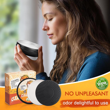 Fuumuui 100% vegane Pinselreiniger-Seife, gezeigt mit einer Frau, die an ihrem herrlichen Duft riecht, zusammen mit dem Reinigungsbehälter, der Silikon-Scheuermatte und der Produktbox, die Aquarell-, Acryl-, Gouache- und Ölfarben reinigt.