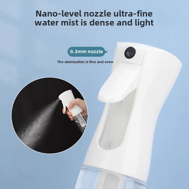 Vaporisateur haute pression Fuumuui, blanc et transparent, avec une main démontrant sa buse de niveau nano de 0,3 mm pulvérisant une brume d'eau ultra-fine et dense.
