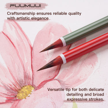 Pennelli per acquerello in pelo di capra rosso FUUMUUI, realizzati a mano (manico rosso, manico verde) esposti su un dipinto di fiori ad acquerello, che mostrano le loro punte versatili per eccellente assorbimento, flusso, dettagli delicati e tratti espressivi tra i materiali artistici Fuumuui.