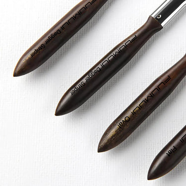 Set di 4 pennelli per filettatura in pelo di scoiattolo Fuumuui, che mostra i tipi di pennello a strisce a pugnale, ovale e piatto con i loro distintivi manici in legno.