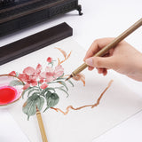 Fuumuui 3-teiliges Aquarellpinsel-Set, natürliche Wiesel- & Kaninchenhaarmischung mit kurzer Spitze, verwendet von einem Künstler für präzise Blumenmalerei, die Kontrolle und hochwertige Künstlerbedarf zeigt.