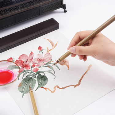 Fuumuui 3-teiliges Aquarellpinsel-Set, natürliche Wiesel- & Kaninchenhaarmischung mit kurzer Spitze, verwendet von einem Künstler für präzise Blumenmalerei, die Kontrolle und hochwertige Künstlerbedarf zeigt.