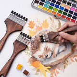 Pennello a pettine in nylon multi-testa Fuumuui che crea texture di pelliccia su un dipinto dettagliato ad acquerello di un riccio, insieme a forniture artistiche Fuumuui e una vibrante tavolozza di acquerelli.