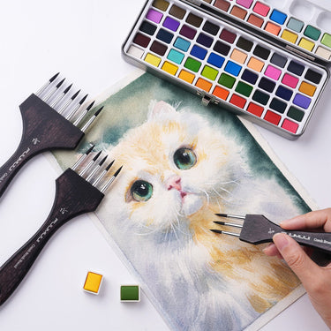 Pennello a pettine in nylon multi-testa Fuumuui che crea texture su un dipinto ad acquerello di un gatto, insieme a Fuumuui Art Supplies.