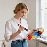 Blonde Künstlerin mischt bunte Farben auf einer Holzpalette mit einem Fuumuui 30mm Flachpinsel aus dem Fuumuui Vielseitigen Flachpinselset, wobei hochwertige synthetische Borsten und Holzgriffe für Kunstbedarf hervorgehoben werden.