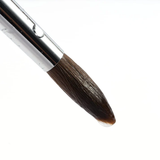 Punta del pennello professionale per acquerello in martora Fuumuui bagnata con una goccia d'acqua trasparente.