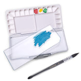 Palette d'aquarelle Fuumuui, une palette de mélange blanche ouverte avec des peintures aquarelles rouge, jaune, verte, un plateau de mélange transparent avec un échantillon de peinture bleue et un pinceau aquarelle Fuumuui.
