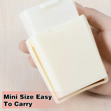 Fuumuui Mini-Größe, leicht zu tragender Pinselwascheimer in der Hand gehalten.