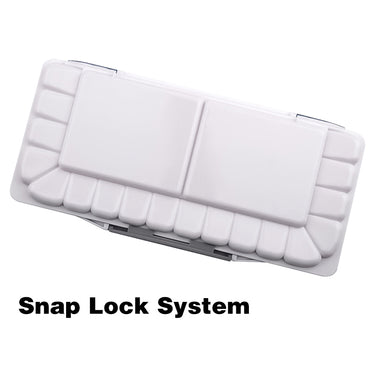 Palette d'aquarelle Fuumuui avec système de verrouillage à clip, ouverte et montrant des godets de mélange blancs.